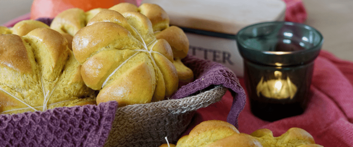 Kürbisbrötchen Rezept - Hokkaido-Brötchen in Kürbisform Kürbisbrötchen Rezept - Hokkaido-Brötchen in Kürbisform